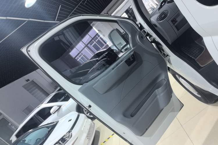 Used SAIC MAXUS Xintu V80 2021 2.0T PLUS AMT City Edition Short Wheelbase Ultra-Low Roof 5/6-Seater
