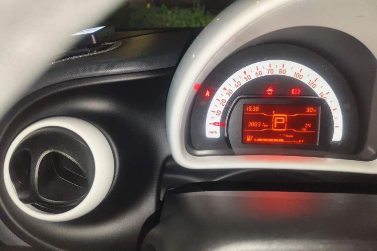 Used smart fortwo 2018 1.0L 52kW Hardtop Dynamic Version China V Odometer Close Up