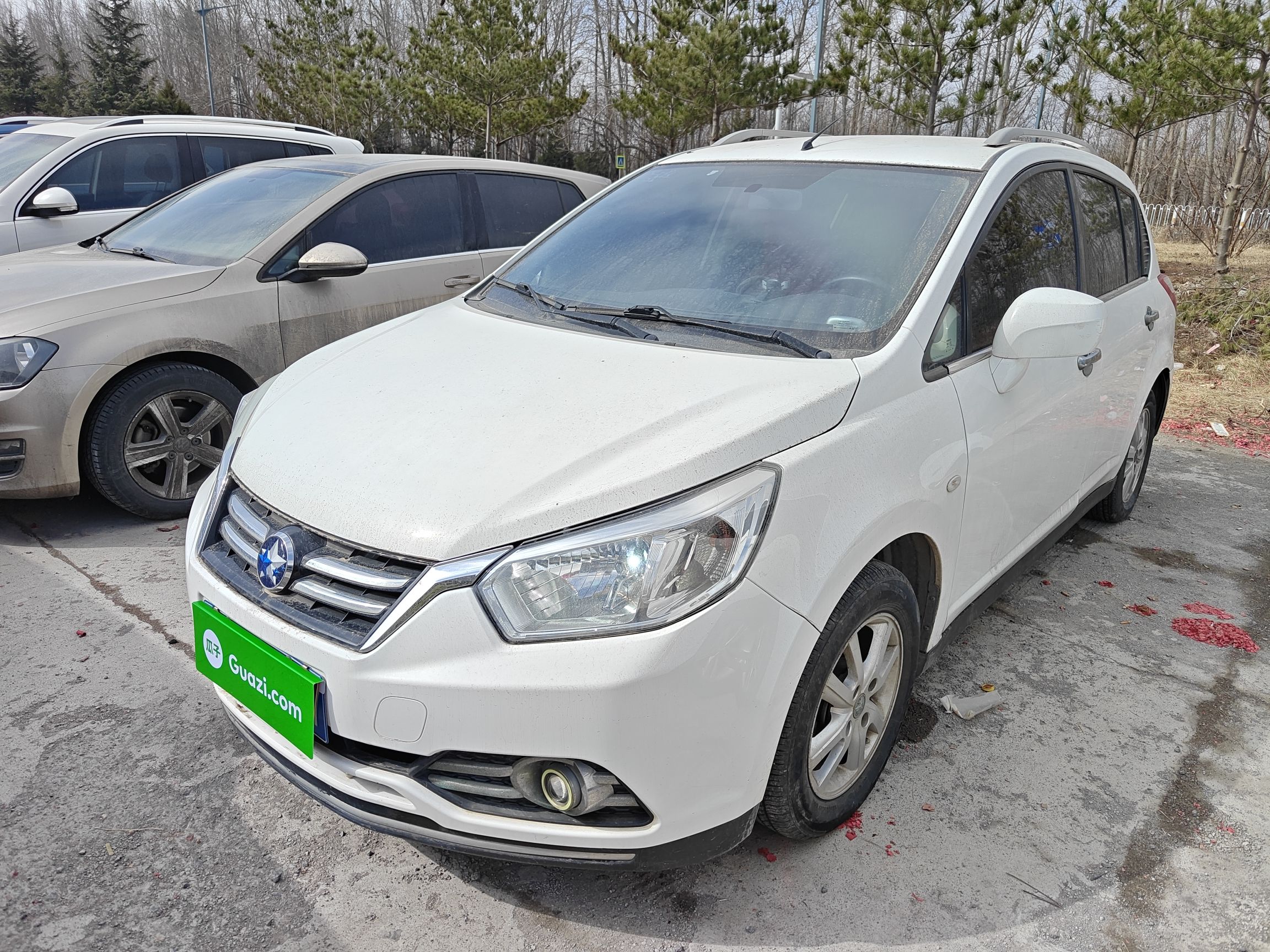 تحت مقدمة السيارة