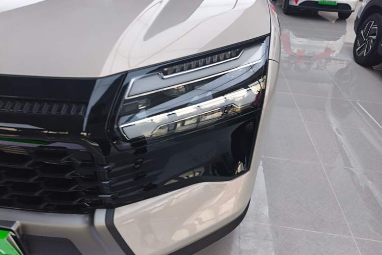 Used Wuling Xingguang 560 New Energy 2026 Model, Plug-in Hybrid, 125 km, Luxury Version Left Front Headlight