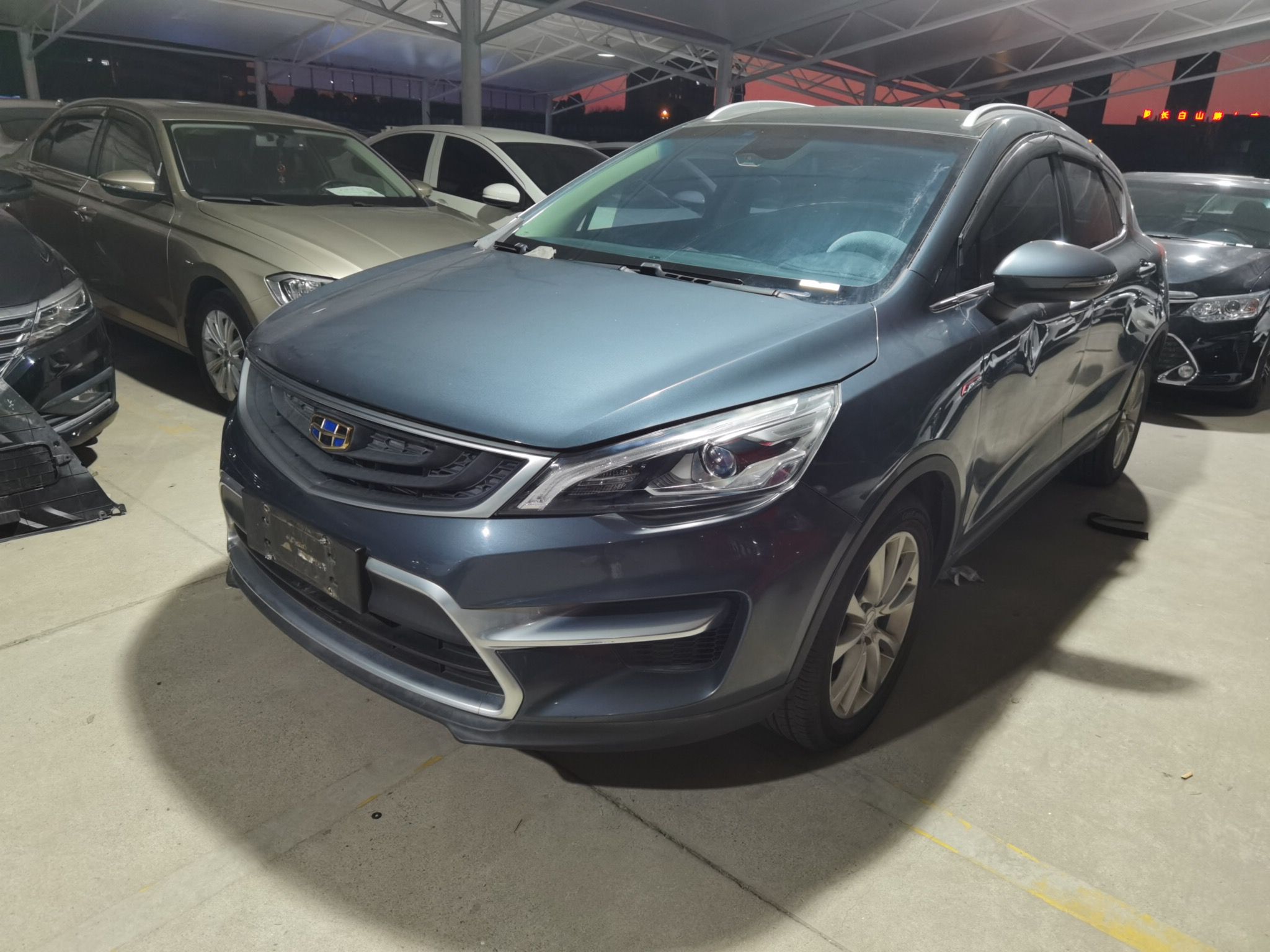 تحت مقدمة السيارة