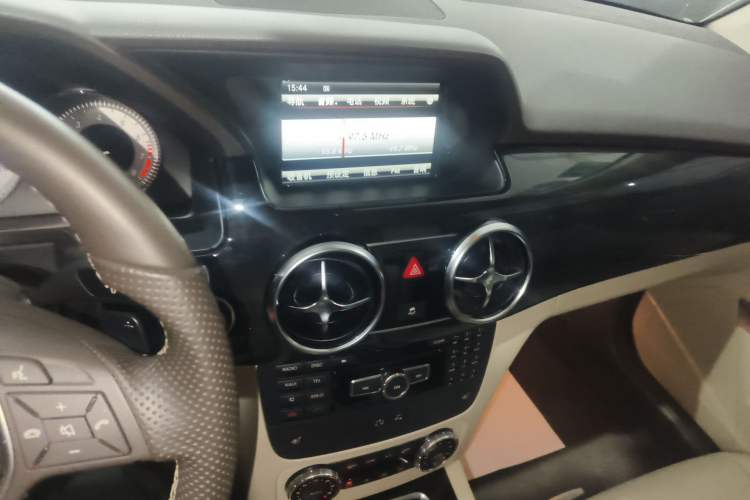 Used Mercedes-Benz GLK-Class 2013 Facelift GLK 300 4MATIC Luxury Edition Audio And AC Panel