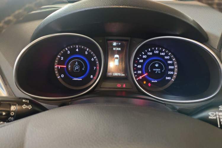 Used Hyundai Santa Fe 2015 2.0T Automatic Two-Wheel Drive Smart Version 5 Seats