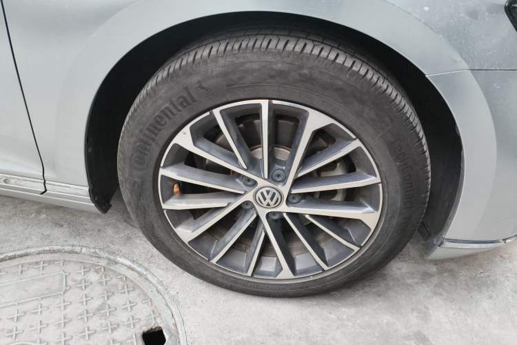 Used Volkswagen Magotan 2020 330TSI DSG Luxury Edition Right Front Wheel Hub