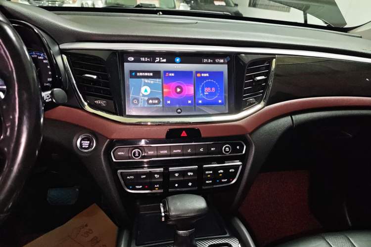 Used GAC Trumpchi GS8 2017 320T Two-Wheel Drive Luxury Smart Connectivity Version (7 Seats) Audio And AC Panel