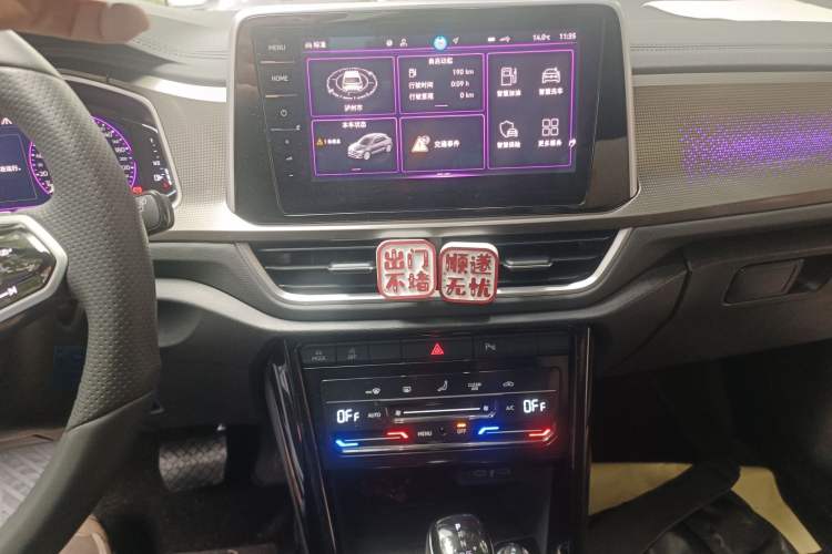 Used Volkswagen T-ROC 2025 Facelift Model 2 300TSI DSG Two-Wheel Drive Chenguang Edition Audio And AC Panel