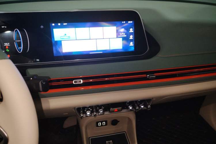 Used ORA Good Cat 2022 Morandi Edition 400km Standard Range Luxury Version Lithium-Ion Battery
