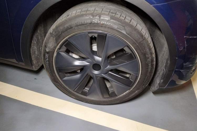 Used Tesla Model Y 2023 Long-Range All-Wheel-Drive Version