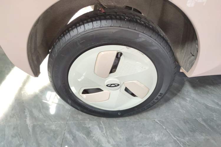 Used Chery QQ Ice Cream 2022 120km Conical Shape Lithium Iron Phosphate Right Rear Wheel Hub