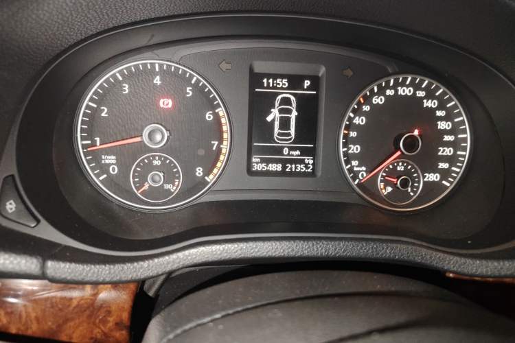 Used Volkswagen Passat 2011 1.8TSI DSG Prestige Edition Odometer Close Up