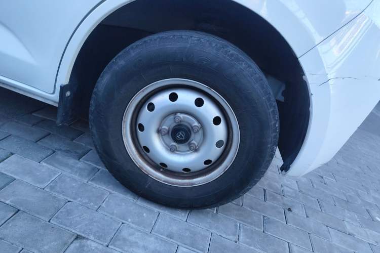 Used CHANGAN KAICHENG Ruixing M60 2023 1.5L GDI Comfort-Class Passenger Vehicle 6/7 Seats Right Front Wheel Hub