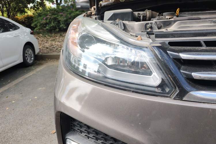 Used JMC Yusheng S350 2013 2.4T Manual Two-Wheel Drive Diesel Luxury Edition 5 Seats Right Front Headlight