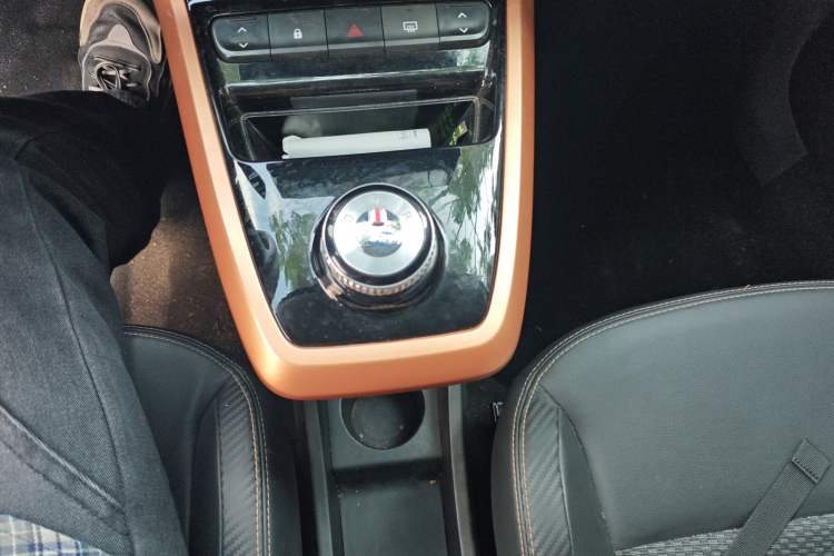 Used Dongfeng NAMMI BOX 2022 Revised Light Wind Edition 201 km Standard Version
