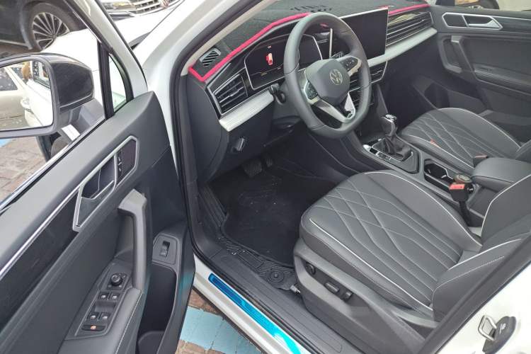 Used Volkswagen Tiguan L 2025 Model, Outstanding Version, 300TSI Automatic Two-Wheel Drive Longteng Edition