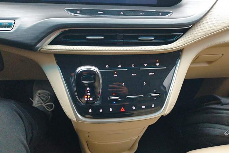 Used Buick GL8 2022 ES Landtrek 653T Luxury Edition