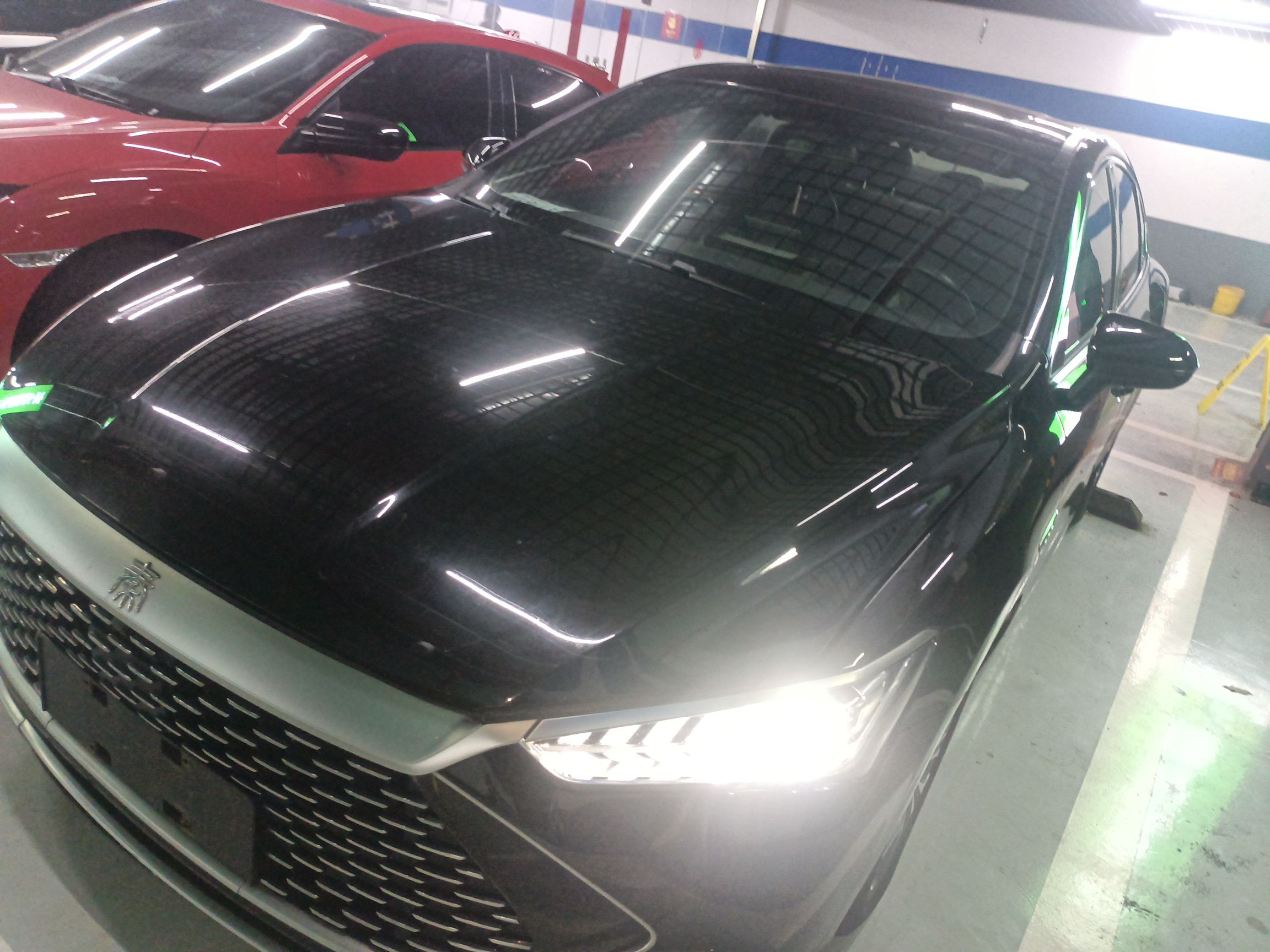 Под передней частью автомобиля