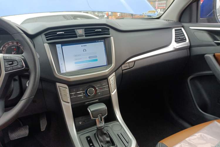 Used SAIC MAXUS T70 2021 2.0T Diesel Automatic Two-Wheel Drive Elite Version with Long Bed and High Ground Clearance