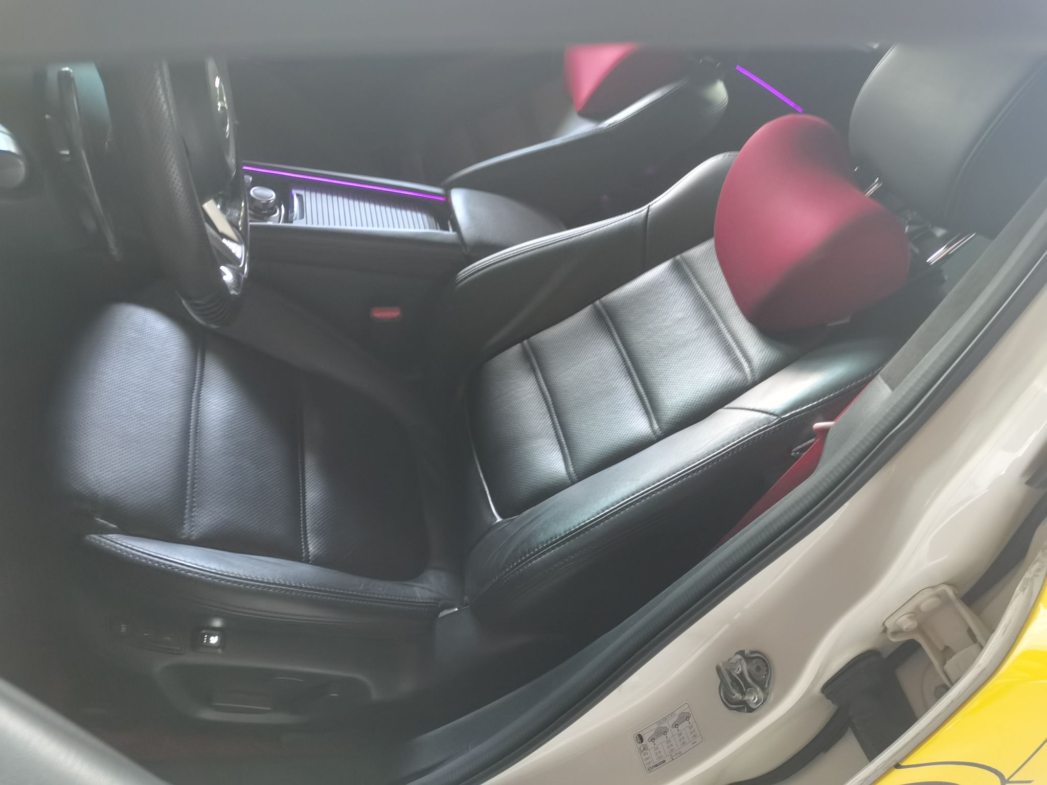 المقاعد الأمامية داخل السيارة