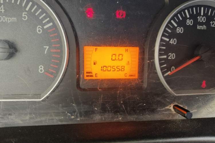 Used FORTHING Lingzhi 2016 M3L 1.6L 7-Seater Standard Model Odometer Close Up