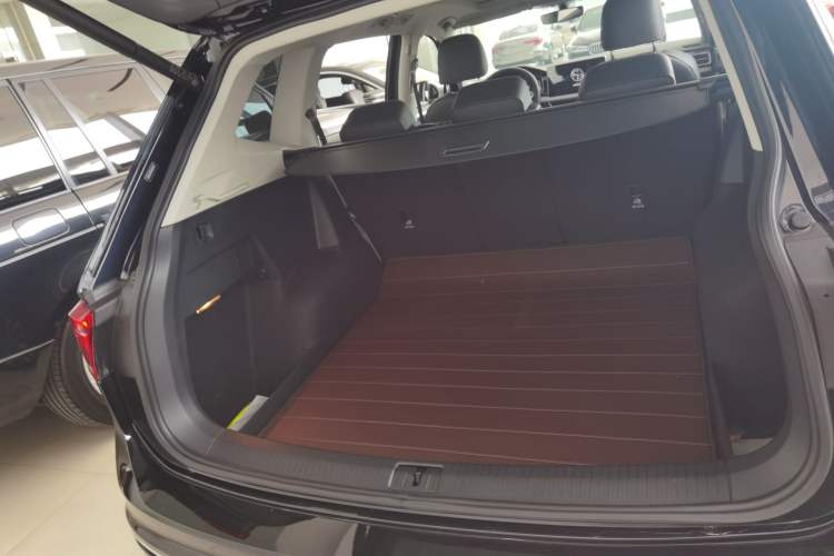 Used Volkswagen Tiguan L 2024 Outstanding Model 330TSI Automatic Two-Wheel Drive R-Line Dragon Glory Edition
