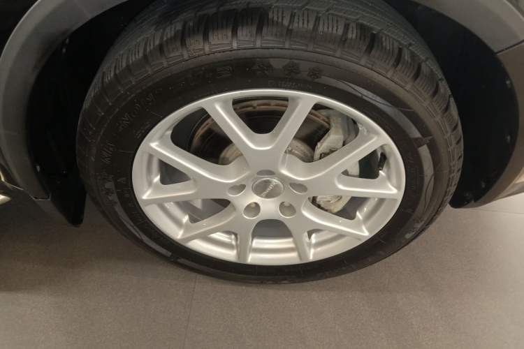 Used Dodge Journey 2013 2.4L Two-Wheel Drive Luxury Version Right Front Wheel Hub