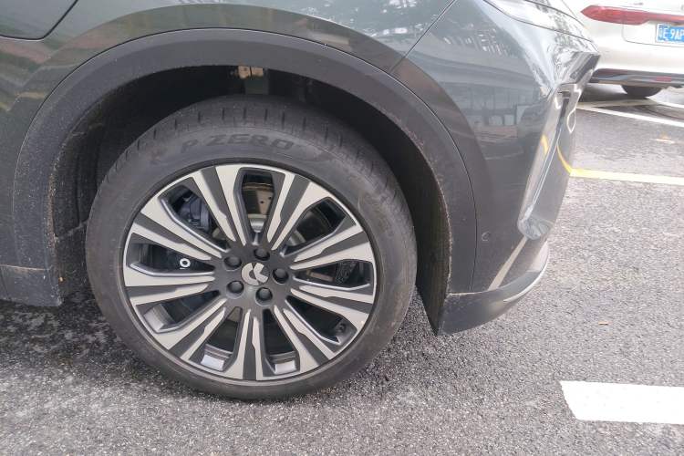 Used Nio ES8 2023 75 kWh Executive Edition Right Front Wheel Hub