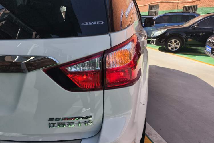 Used Isuzu mu-X 2017 3.0T Four-Wheel Drive Automatic Luxury 7-Seater China IV Standard
