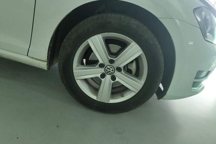 Used Volkswagen Golf 2015 1.6L Automatic Comfort Model Right Front Wheel Hub
