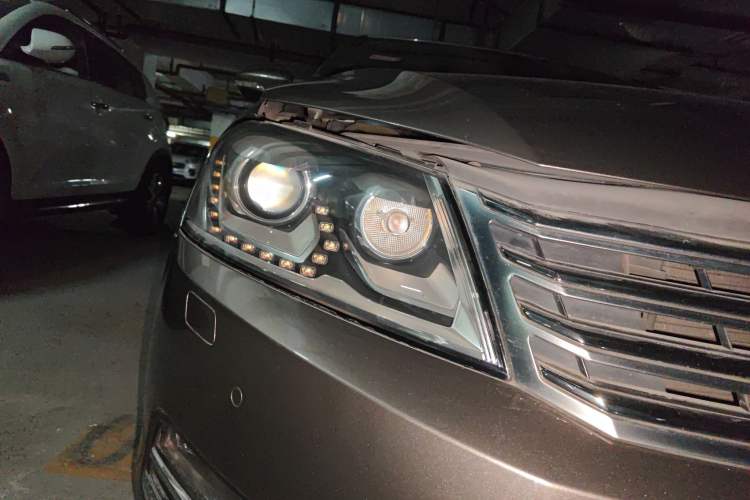 Used Volkswagen Magotan 2013 2.0 TSI Luxury Model Right Front Headlight