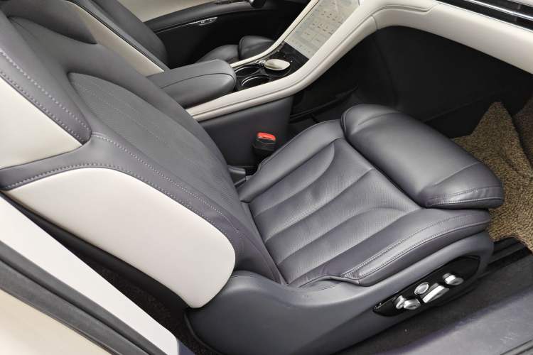 Used IM LS7 2023 90 kWh Elite All-Wheel-Drive Version Right Front Seat