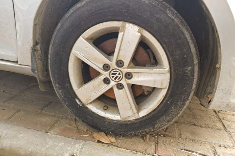 Used Volkswagen Bora 2013 1.6L Automatic Fashion Model Right Front Wheel Hub