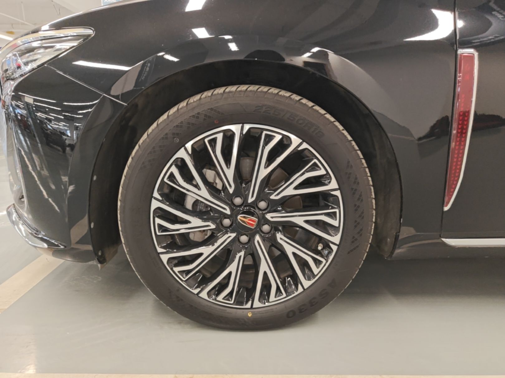 Hongqi H5 2025 2.0T Automatic Flag Edition – 500 000 Units Commemorative Version — снимка 10