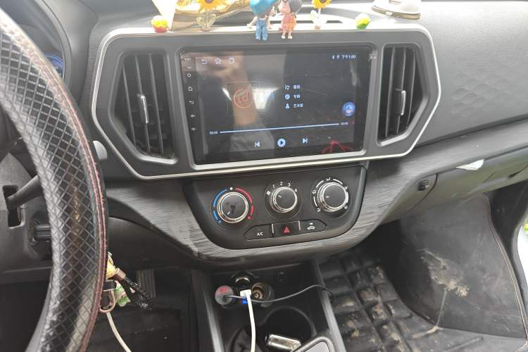 Used CHANGAN KAICHENG Ruixing EM60 2025 Model, Passenger Version—Comfortable Type, 6 Seats, 240 km, Side Doors, 60 kW Audio And AC Panel