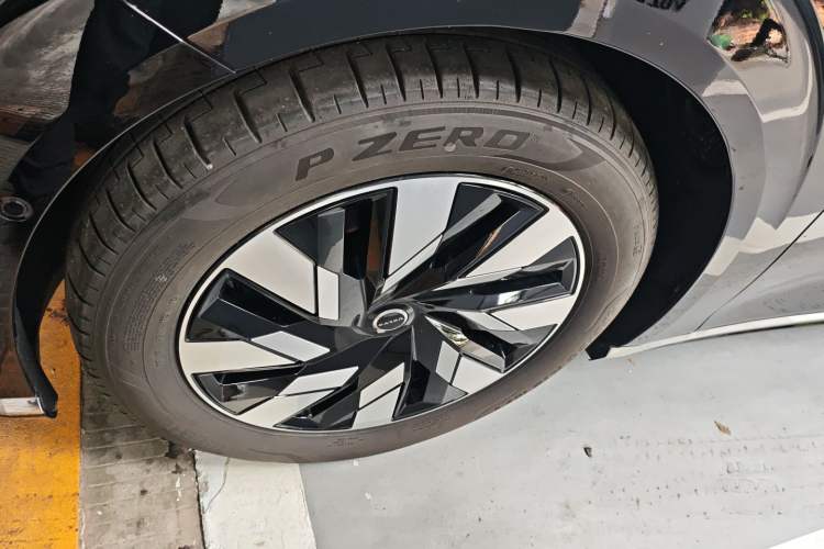 Used Volvo EM90 2025 Ultra Six-Seater Left Front Wheel Hub