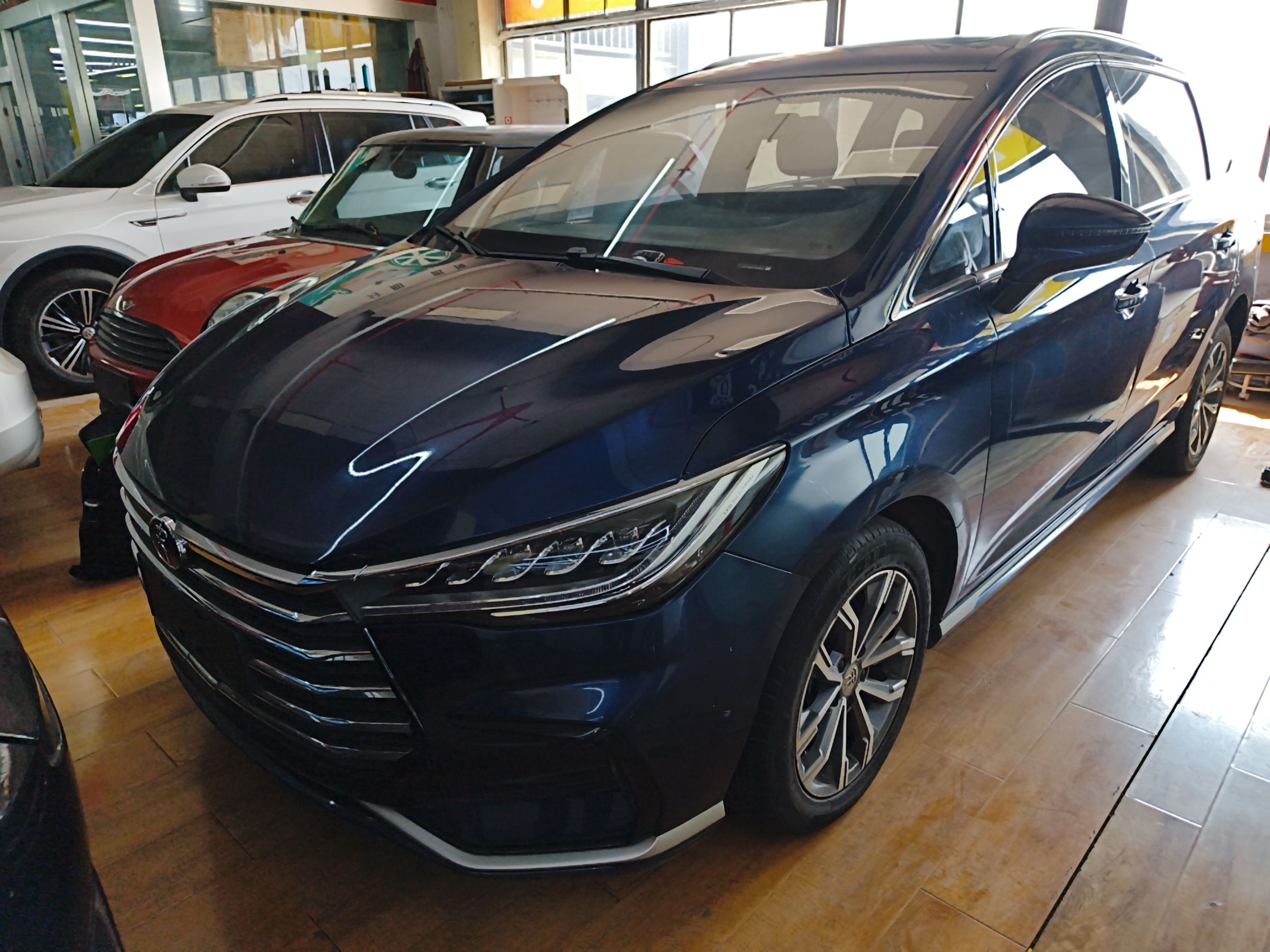 تحت مقدمة السيارة