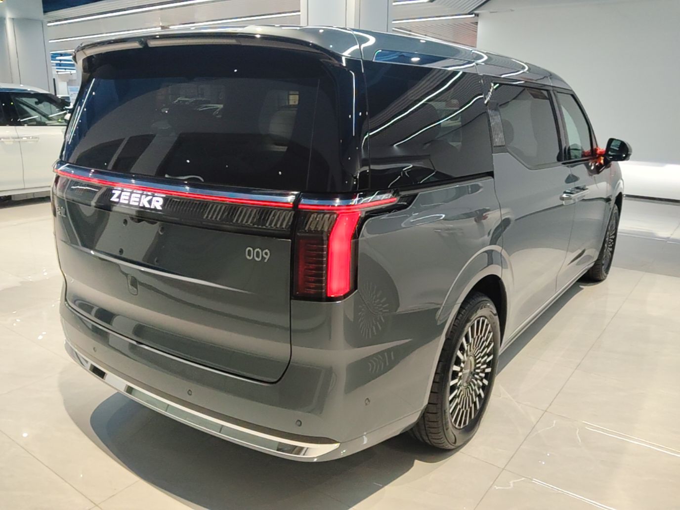 Zeekr 009 2024 Six-Seat Executive Version 4WD 108 kWh — снимка 6