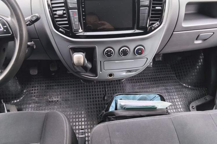 Used SAIC MAXUS Xintu V80 2019 2.5T Classic Model 6-Speed Manual – Aoyuntong Modified Version Short Wheelbase Ultra-Low Roof 5/6 Seats
