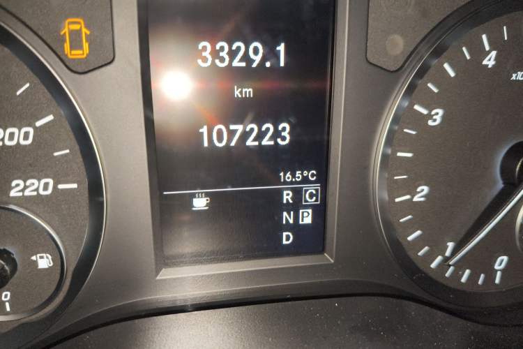 Used Mercedes-Benz Vito 2021 2.0T Business Version 7 Seats Odometer Close Up