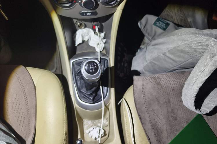 Used Hyundai Verna (older generation) 2010 Sedan 1.4L Manual Comfort GS Gear Lever