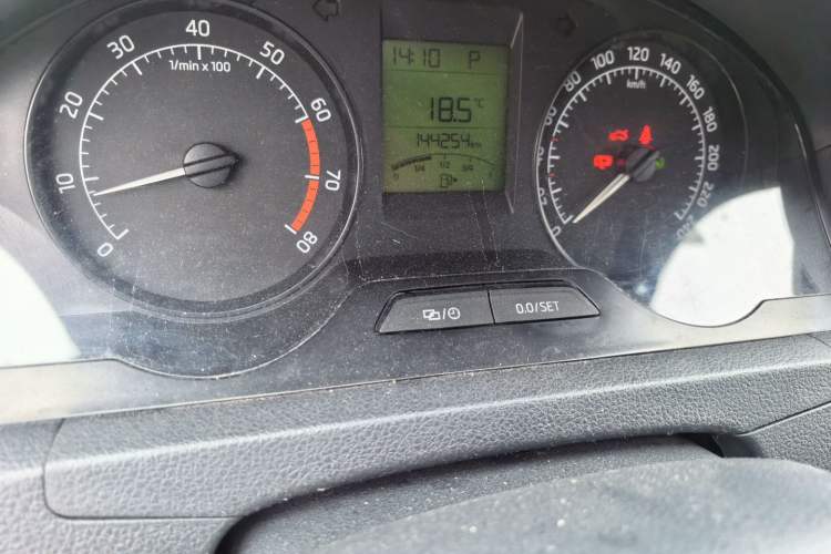 Used Skoda Rapid 2013 1.6L Automatic Smart Selection Model Odometer Close Up