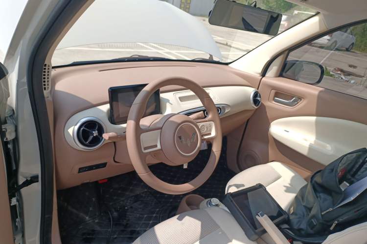 Used Wuling Hongguang MINIEV 2025 Four-Door Version Advanced Edition Center Console