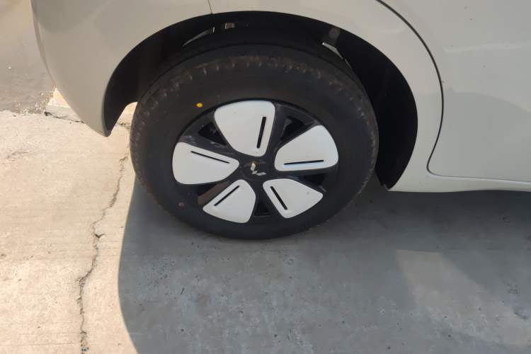 Used Wuling Hongguang MINIEV 2025 Four-Door Version Advanced Edition Right Rear Wheel Hub