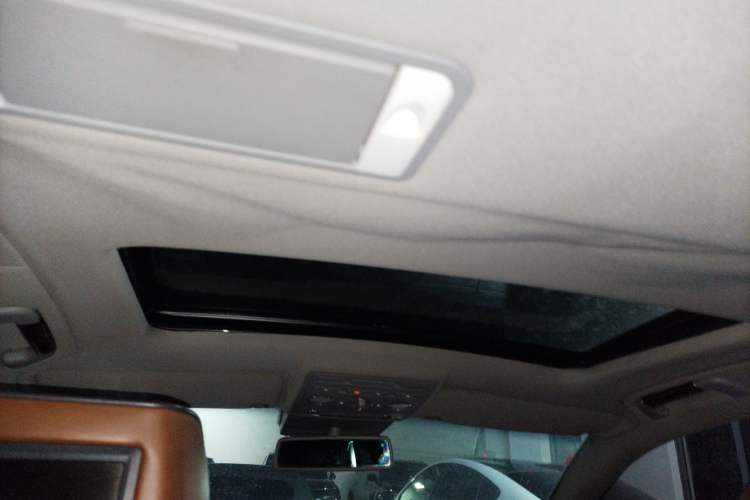 Used Volkswagen Phaeton 2011 4.2L V8 4-seat Extended-Range Individual Edition Headliner