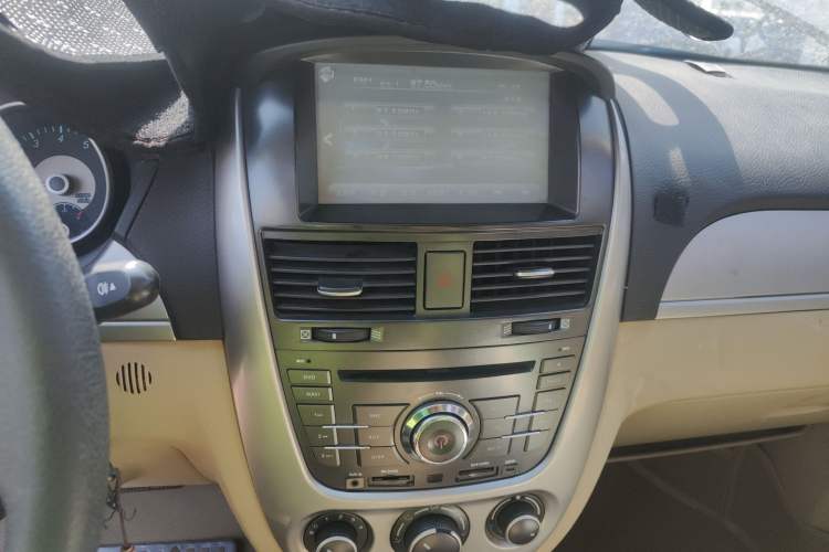 Used Buick Excelle 2011 1.6LX-AT Audio And AC Panel