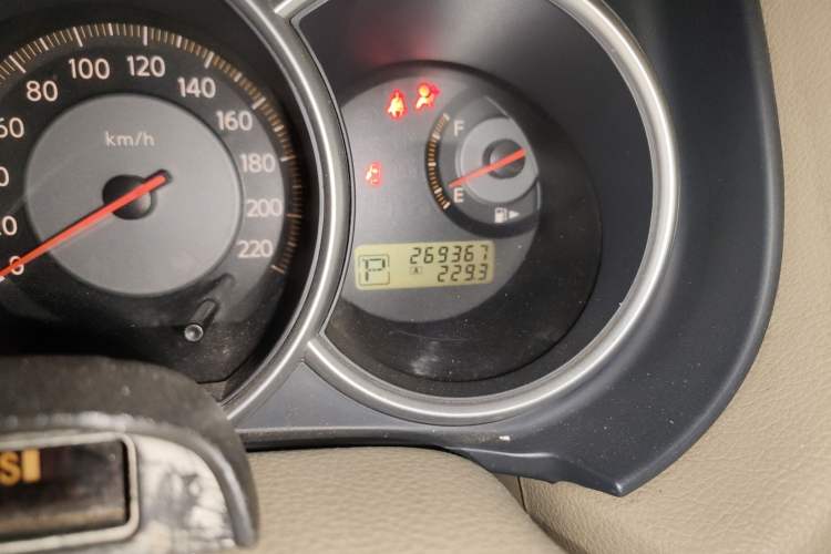 Used Nissan Tiida Sedan 2005 1.6JE AT Odometer Close Up