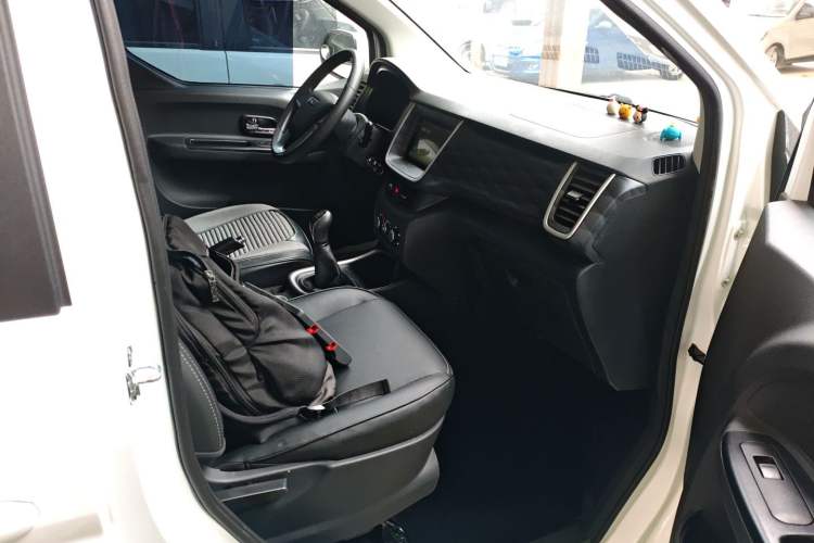 Used Jinbei Gold Hiace M Classic 2023 1.5L Travel Lion Passenger Vehicle 5/6/7 Seats
