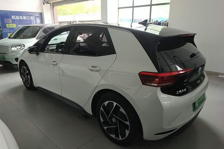 Used Volkswagen ID.3 2024 Outstanding Edition Rear Left 45 Deg