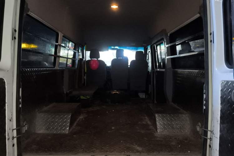 Used Iveco Daily 2021 2.5T A35 M1 Passenger Van 5-9 Seater Short Wheelbase Mid-Roof Design Dual Tires Side Sliding Door