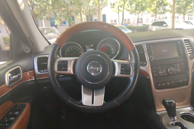 Used Jeep Grand Cherokee 2011 5.7L Flagship Navigation Edition
