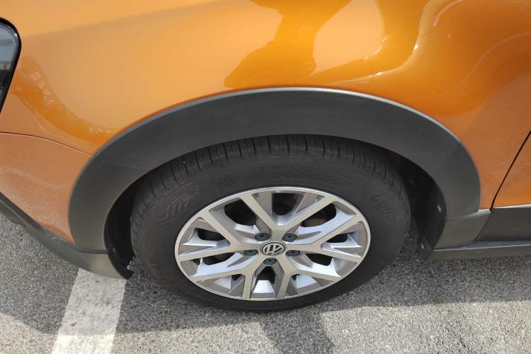 Used Volkswagen Polo 2016 1.6L Cross Polo Automatic Left Front Wheel Hub